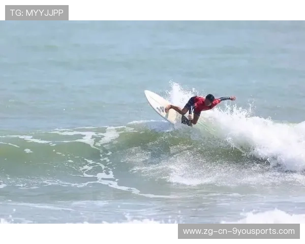 冲浪选手与海浪合影成艺术展览参展作品