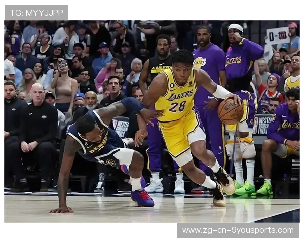 八村塁顺下接球暴扣，湖人 bench 站满